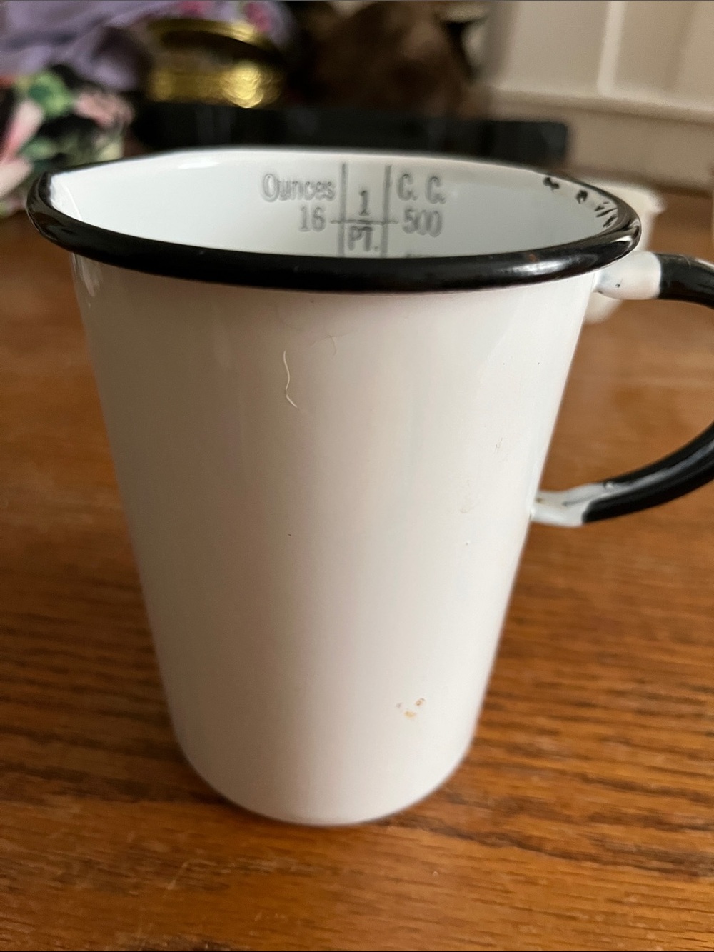 Vintage enamel measuring picture
